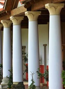 Peilers onder een dak