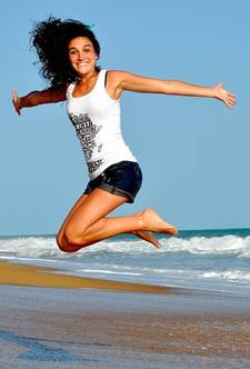 Een springende vrouw