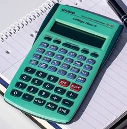 rekenmachine op een kladblok