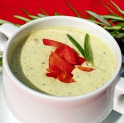 Soep dat gemaakt is van courgette
