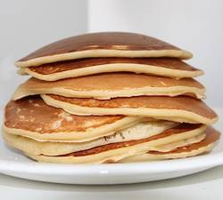 Veel havermout pannenkoeken op een stapel