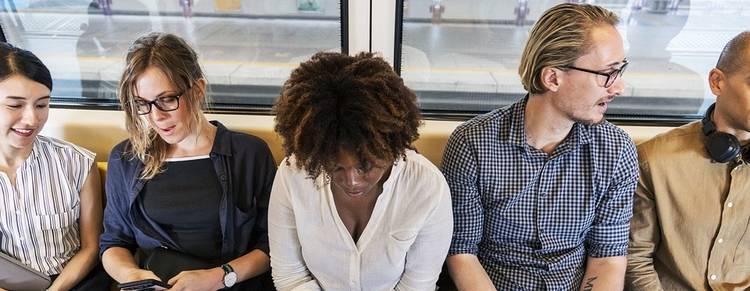 Mensen die in de trein zitten