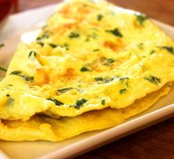 Een omelet met groenten op een wit bord