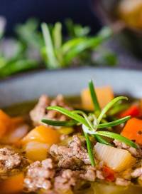 Een soepkom met koolhydraatarme groentesoep