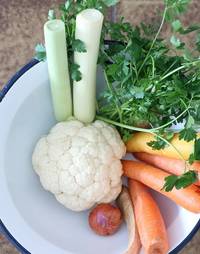 Allerlei ingrediënten voor een koolhydraatarme bloemkoolsoep