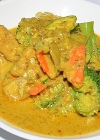 Een bord vol met koolhydraatarme kip curry