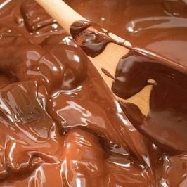 Zelfgemaakte chocolade in een pan met een spatel