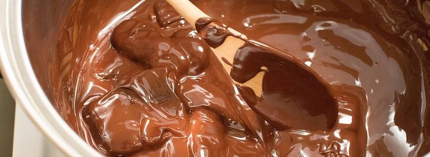 Zelfgemaakte chocolade in een pan met een spatel