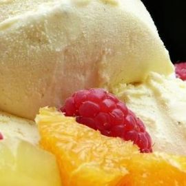 IJs in een schaaltje omringt met verse vruchten