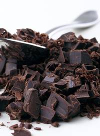 Brokken pure chocolade zonder suiker met een lepel