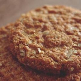 Twee koekjes die boven op elkaar liggen