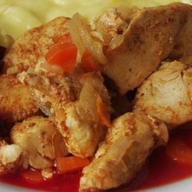 Kip dat samen met groente op een bord ligt